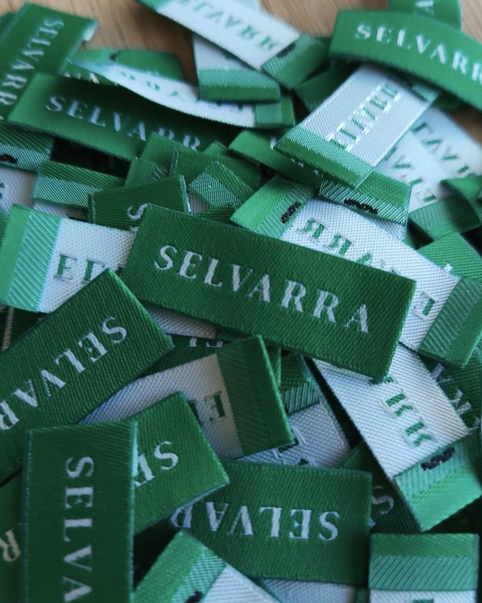 Zielone tkane wszywki z napisem SELVARRA