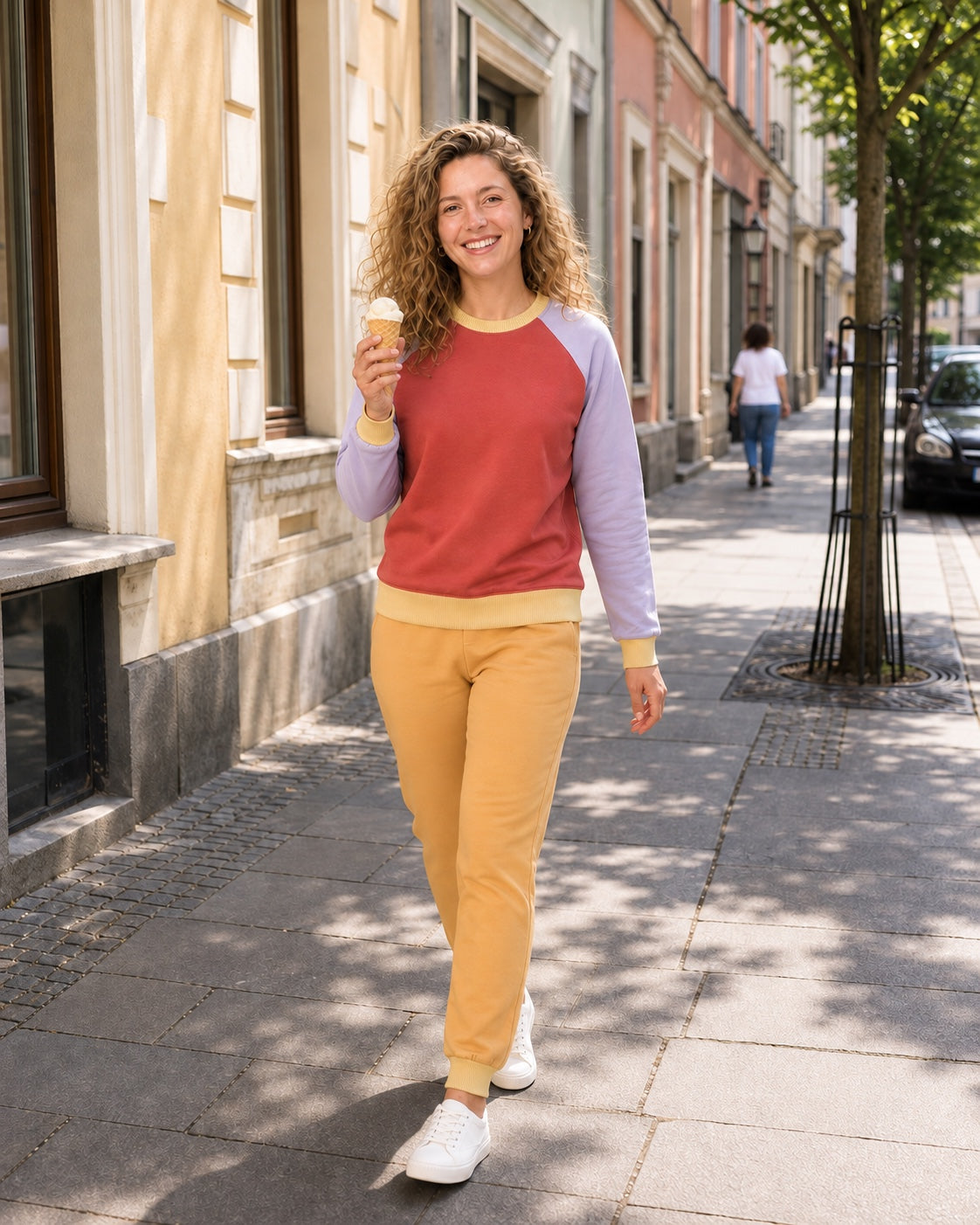 Bluza raglan koral i lawenda w komplecie z żółtymi spodniami, miasto