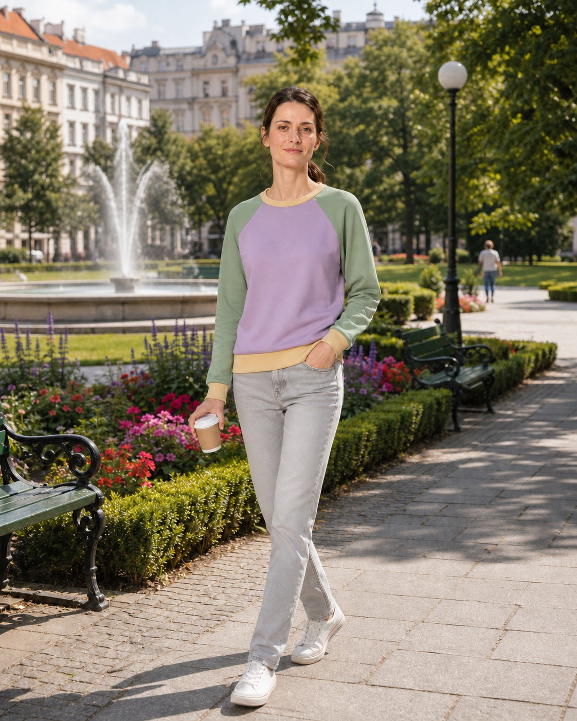 Bluza raglan lawenda i zieleń na modelce, park (hover)