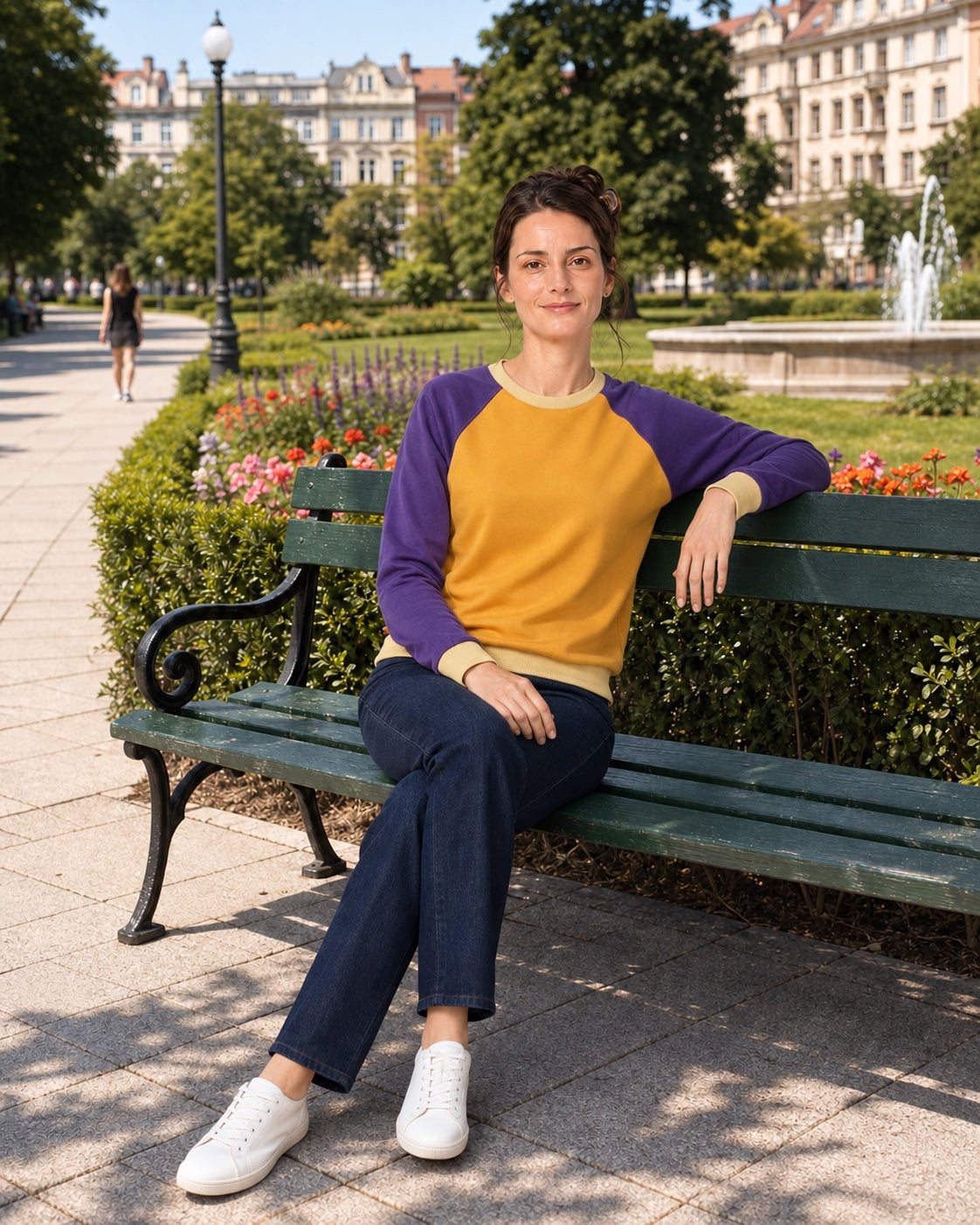 Bluza raglan żółć i fiolet na modelce, park (hover)